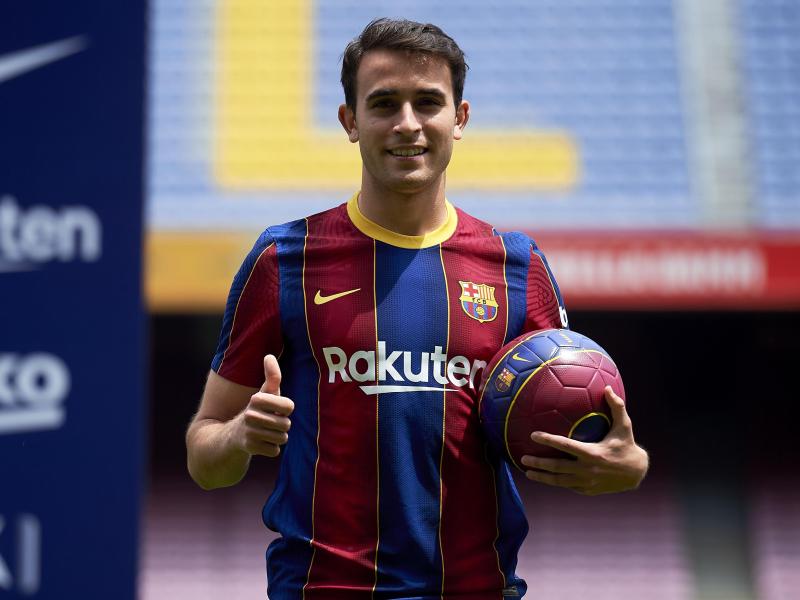 Eric García posiert während seiner Präsentation als neuer Spieler des FC Barcelona