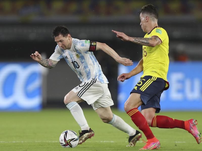 Kolumbiens Matheus Uribe jagt Argentiniens Lionel Messi
