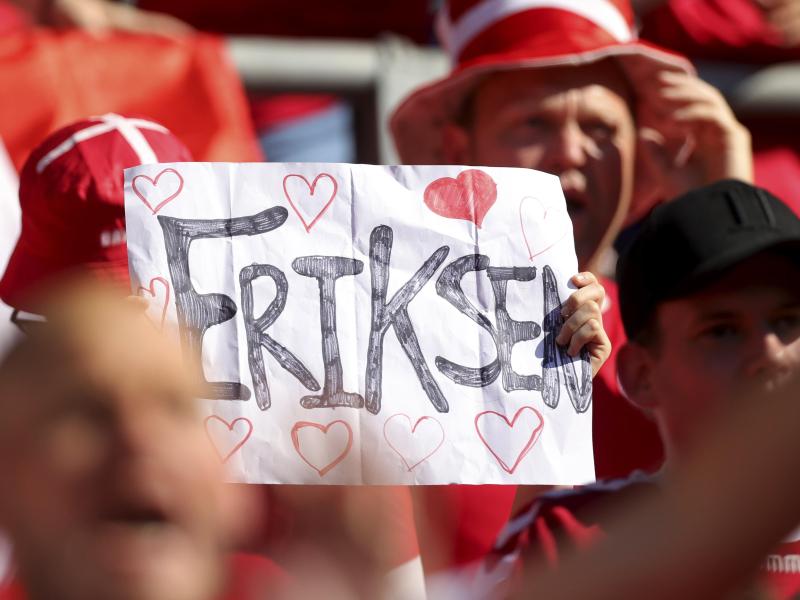 Die dänischen Fans mit emotionalen Nachrichten an Christian Eriksen