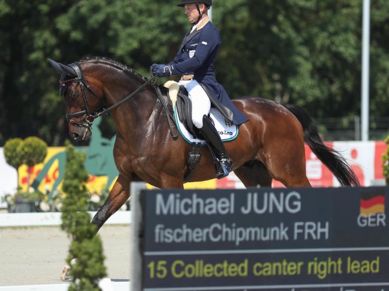 Der deutsche Vielseitigkeitsreiter Michael Jung reitet auf Chipmunk in der Dressurprüfung