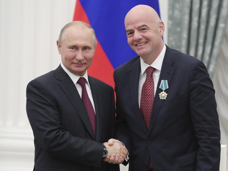 Russlands Präsident Wladimir Putin (l.) und UEFA-Präsident Gianni Infantino bei einem Treffen im Kreml 2019