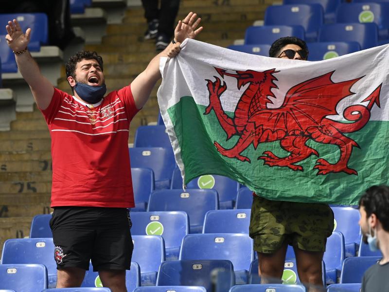 Zwei walisische Fans beim Stadionbesuch