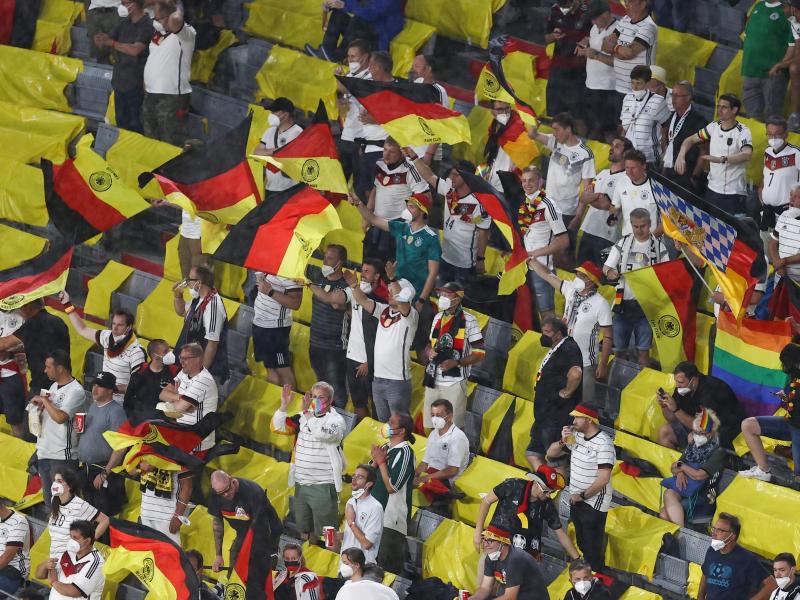 Es hatte Befürchtungen gegeben, die Zahl der positiven Tests könnte nach dem Spiel gegen Ungarn ansteigen: Fans feiern auf der Tribüne