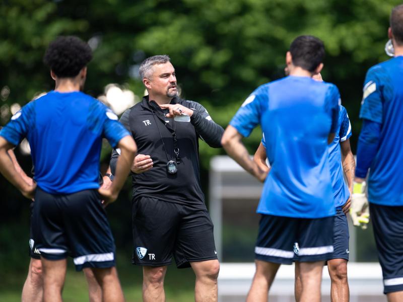 Bochum-Trainer Thomas Reis (2.v.l.) bereitet seine Mannschaft auf die Bundesliga vor