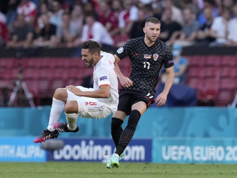 Kroatiens Ante Rebic (r) im Zweikampf mit Spaniens Koke während des Spiels