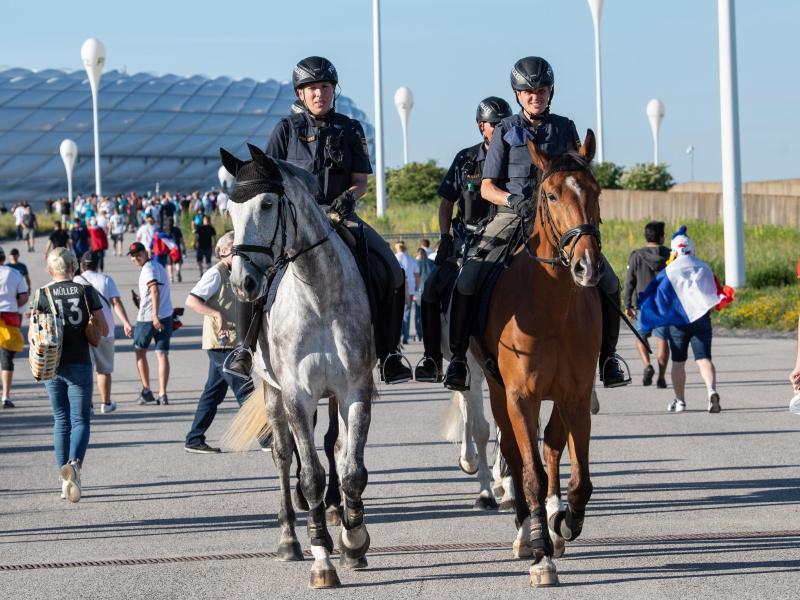 Polizeibeamte der Reiterstaffel patroullieren vor dem EM-Stadion in München