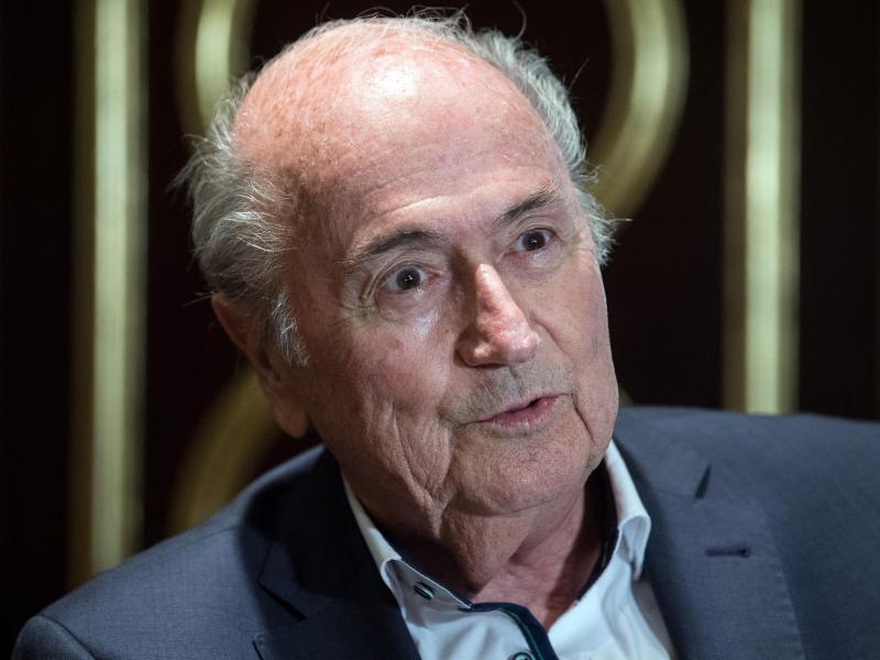 Der ehemalige FIFA-Präsident Joseph Blatter soll Fernsehrechte an Fußball-Weltmeisterschaften weit unter Marktwert vergeben haben