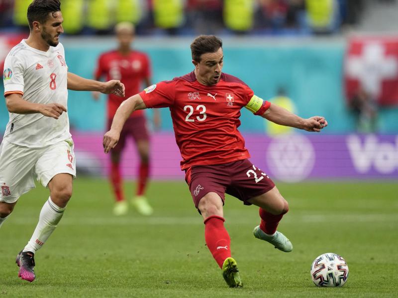 Der Schweizer Nationalspieler Xherdan Shaqiri (r) wird Liverpool wohl verlassen