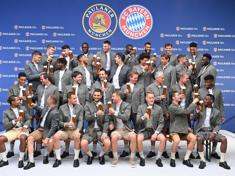 Der FC Bayern in Tracht zum jährlichen Sponsoren-Shooting