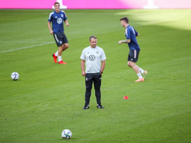 Bundestrainer Hansi Flick (M) verfolgt das Training der deutschen Nationalmannschaft