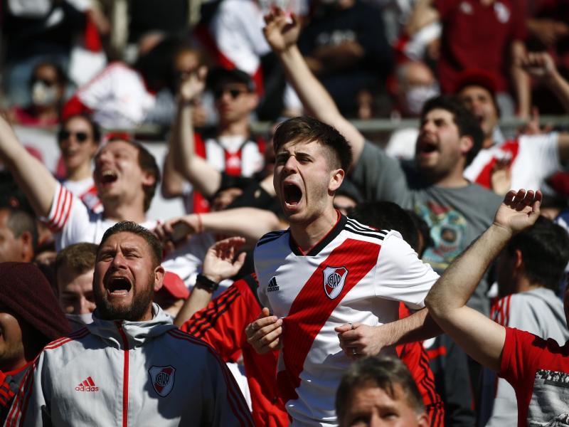 Fans von River Plate jubeln vor dem Spiel gegen die Boca Juniors