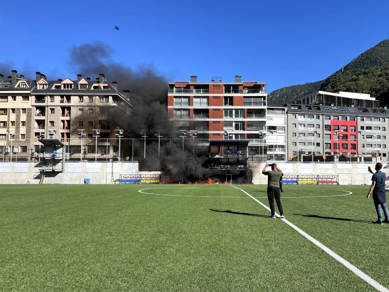 Der Brand im Nationalstadion von Andorra hat den Bühnenbau für Kommentatoren und Kameras zerstört