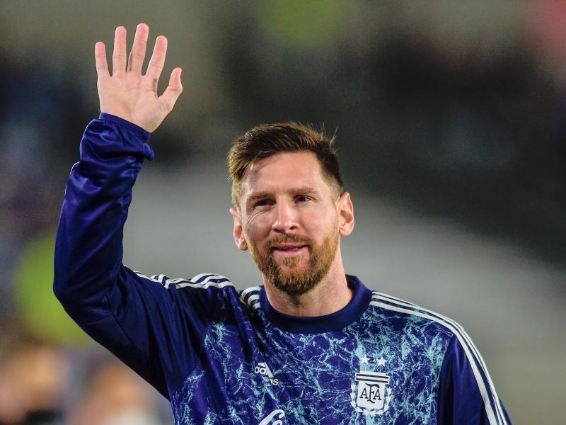 Argentiniens Lionel Messi winkt während des Trainings