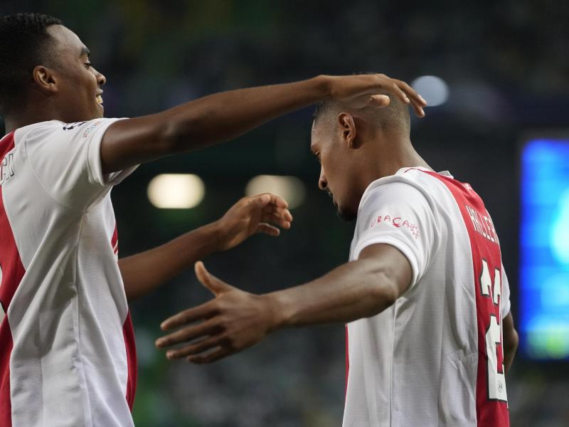 Ajax-Stürmer Sebastien Haller (r) erzielte beim SC Heerenveen das Tor zur 1:0-Führung