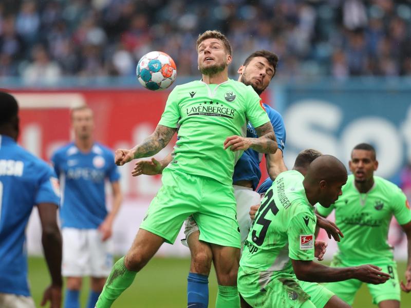 Fans von Hansa Rostock sorgten beim Spiel gegen den SV Sandhausen mit einem Banner für Empörung