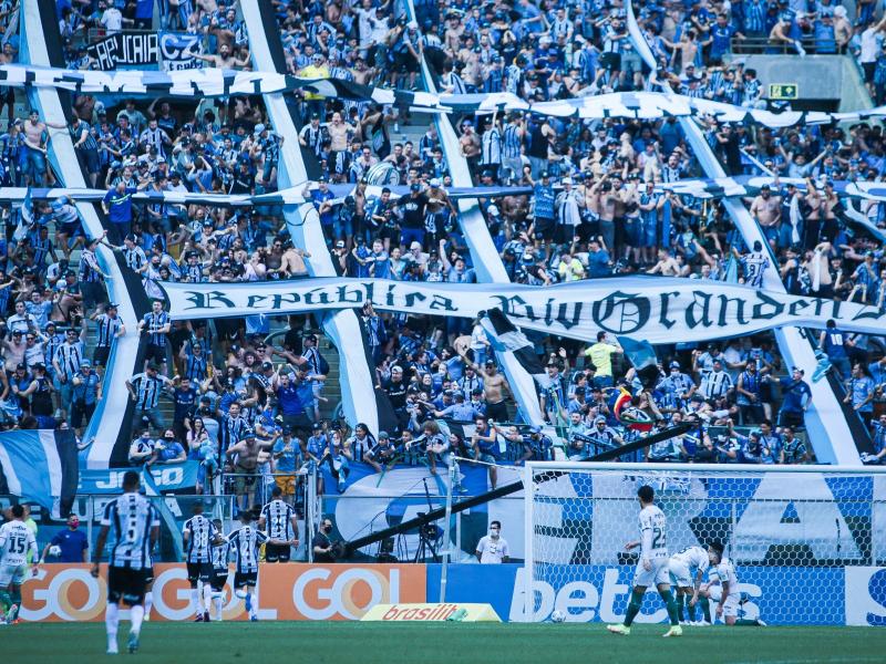 Die Fans des brasilianischen Erstligisten Grêmio Porto Alegre stürmten nach der Heimniederlage den Platz