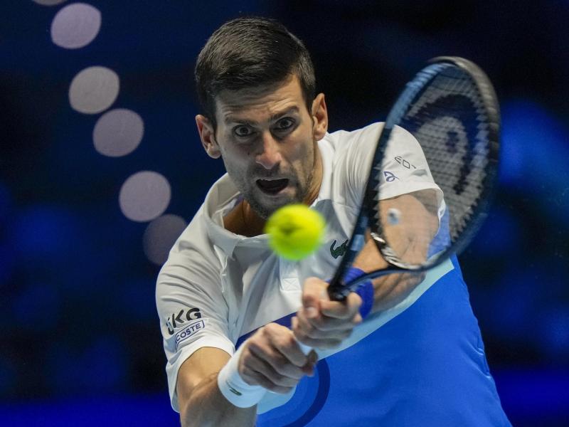 Hat den Ball im Fokus und das Halbfinale in der Tasche: Der Serbe Novak Djokovic