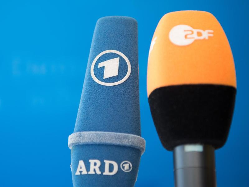 Der Deutsche Fußball-Bund hat die Übertragungsrechte für Heim-Länderspiele bis 2023 an ARD und ZDF vergeben. Foto: Soeren Stache/dpa