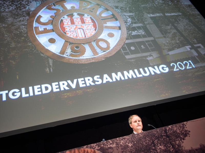 Oke Göttlich wurde als Präsident des FC St. Pauli bei der Mitgliederversammlung wiedergewählt