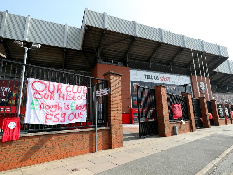 Mit Transparenten am Stadion an der Anfield Road protestierten Fans gegen die Teilnahme des FC Liverpool an der Super League