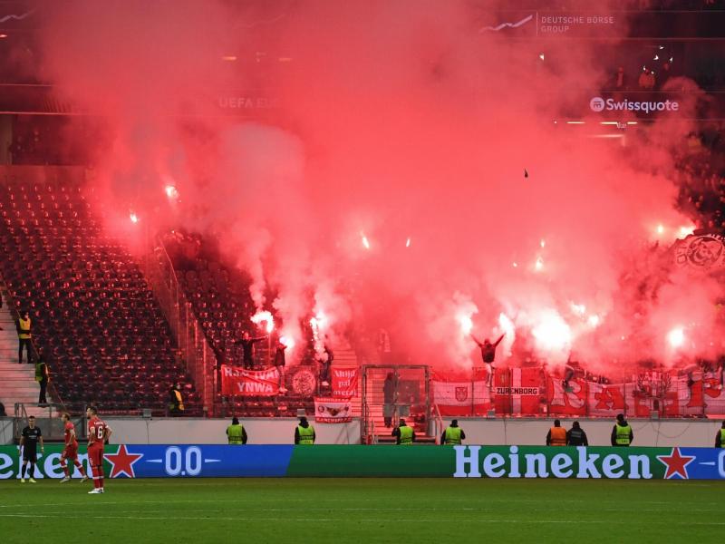 Fans von Antwerpen brennen Feuerwerkskörper im Fanblock ab