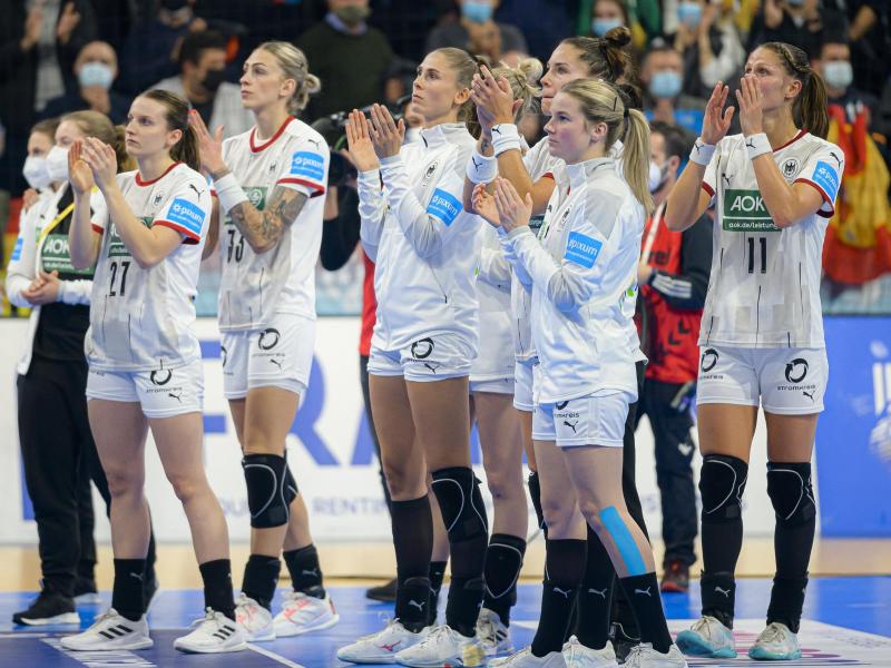 Deutschlands Handballerinnen nach dem verlorenen Spiel gegen Spanien