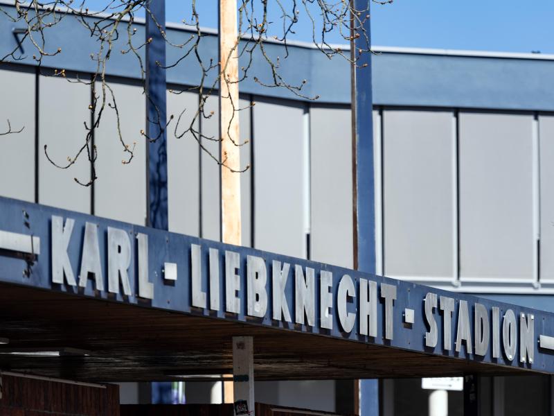 Der Eingang zum Karl-Liebknecht-Stadion im Stadtteil Babelsberg
