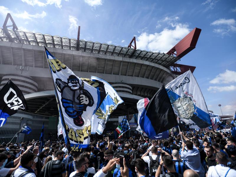 Fans von Inter Mailand feiern vor dem Stadion in Mailand im Sommer 2021 die Meisterschaft