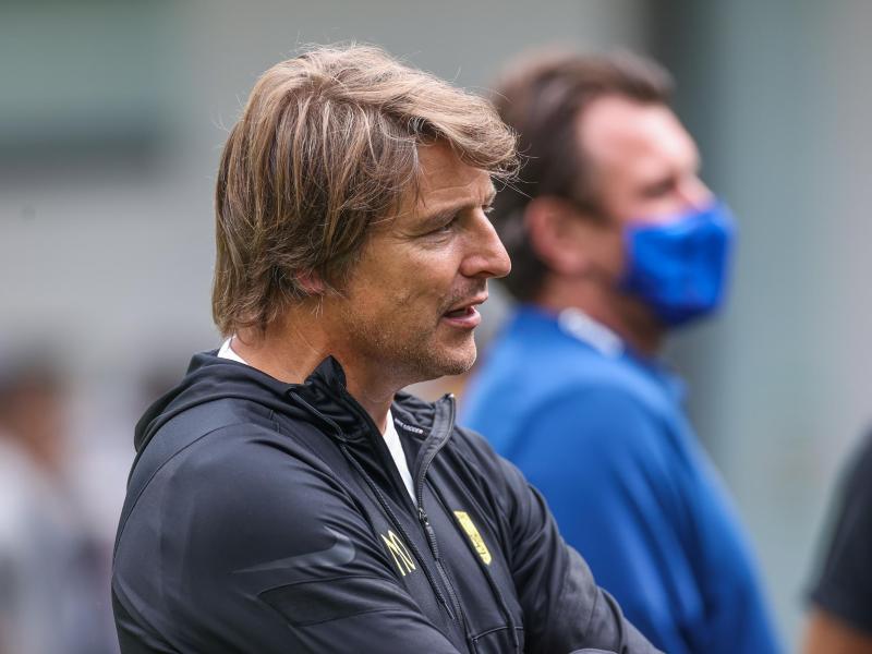 Michael Oenning (l) ist nicht mehr Trainer beim Ujpest FC. Foto: Tim Rehbein/dpa
