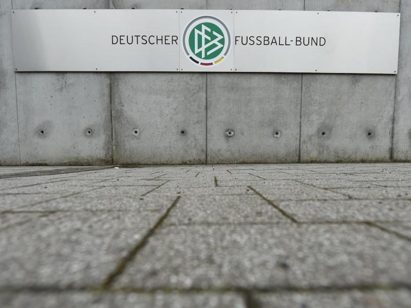 Eine Metalltafel vor der DFB-Zentrale in Frankfurt am Main