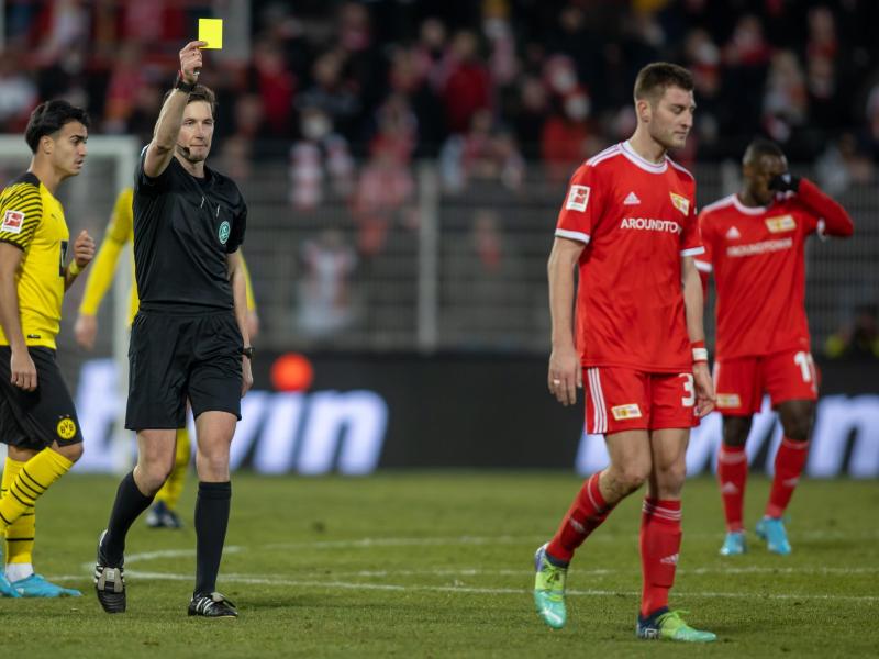 Unions Abwehrspieler Robin Knoche (2.v.r) fehlt wegen einer Sperre nach seiner fünften Gelben Karte gegen Arminia Bielefeld