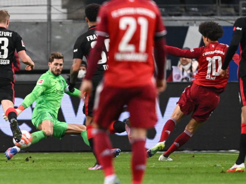 Bayerns Leroy Sané (r) erzielt das Tor zum 1:0 gegen Frankfurts Torwart Kevin Trapp. Foto: Arne Dedert/dpa Bayerns Leroy Sané (r) erzielt das Tor zum 1:0 gegen Frankfurts Torwart Kevin Trapp. Foto: Arne Dedert/dpa