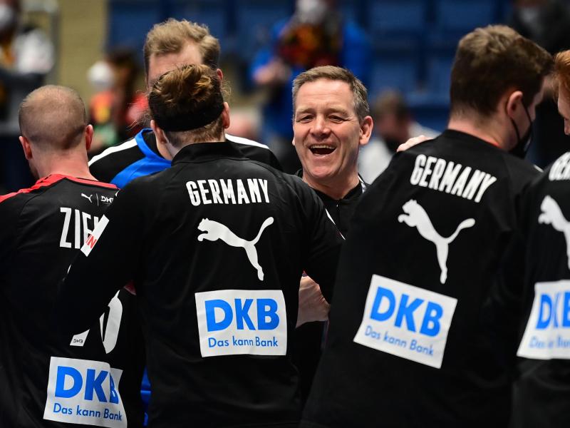 Für Bundestrainer Alfred Gislason (M.) ist das Spiel in Kiel die Rückkehr an seine alte Wirkungsstätte