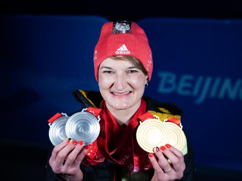 Anna-Lena Forster gewann Silber in der Abfahrt und Super-G, sowie Gold im Slalom und der Kombination in der sitzenden Klasse