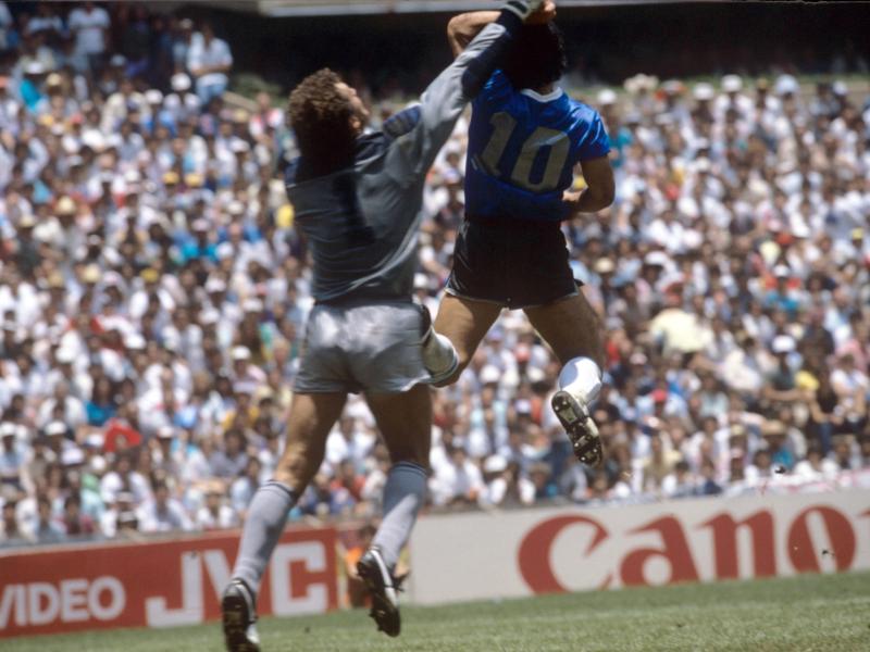 Diego Maradona (r) erzielte 1986 das Tor mit der "Hand Gottes"