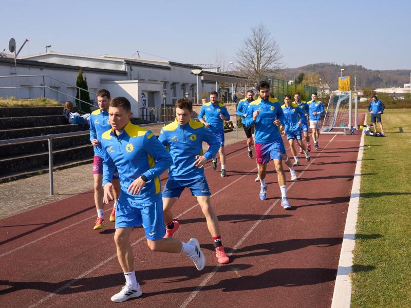 Das Handball-Nationalteam der Ukraine trainiert auf einem Sportplatz in Großwallstadt
