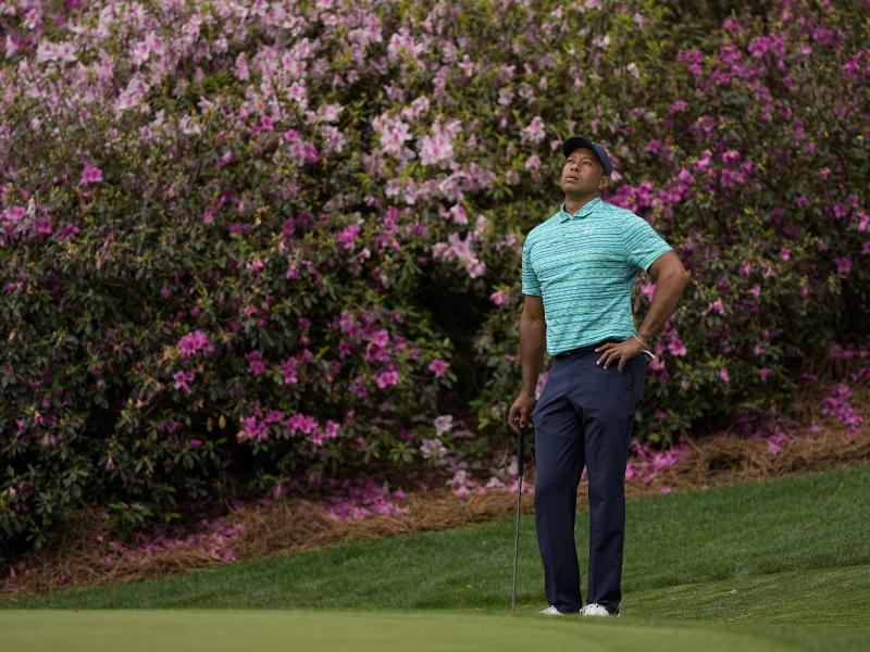 Tiger Woods wartet rettet sich beim Masters in Augusta ins Wochenende
