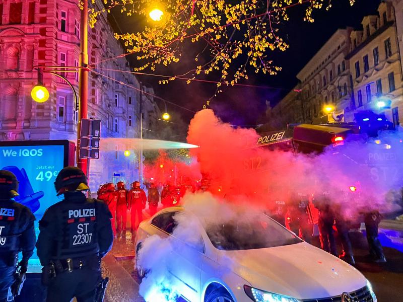 Mit einem Wasserwerfereinsatz geht die Polizei in Magdeburg gegen alkoholisierte Fußballfans vor, die mit viel Pyrotechnik den Zweitliga-Aufstieg des 1. FC feiern