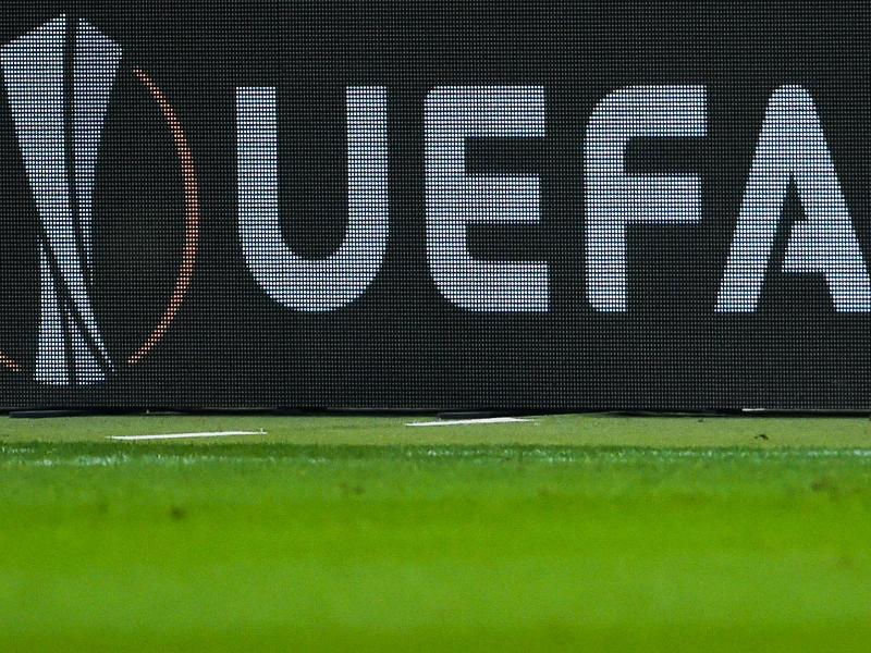 Das UEFA-Logo ist auf einer Bande während einer Europa-League-Partie zu sehen