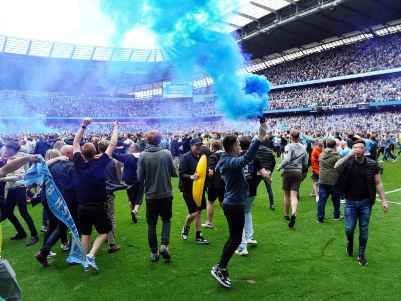 Fans von Manchester City stürmten nach dem Gewinn der Meisterschaft das Spielfeld: Die meisten friedlich