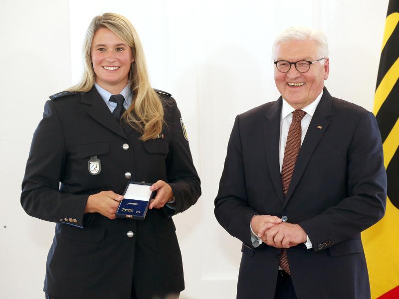Bundespräsident Frank-Walter Steinmeier zeichnete auch die Rodlerin Natalie Geisenberger mit dem Silbernen Lorbeerblatt aus