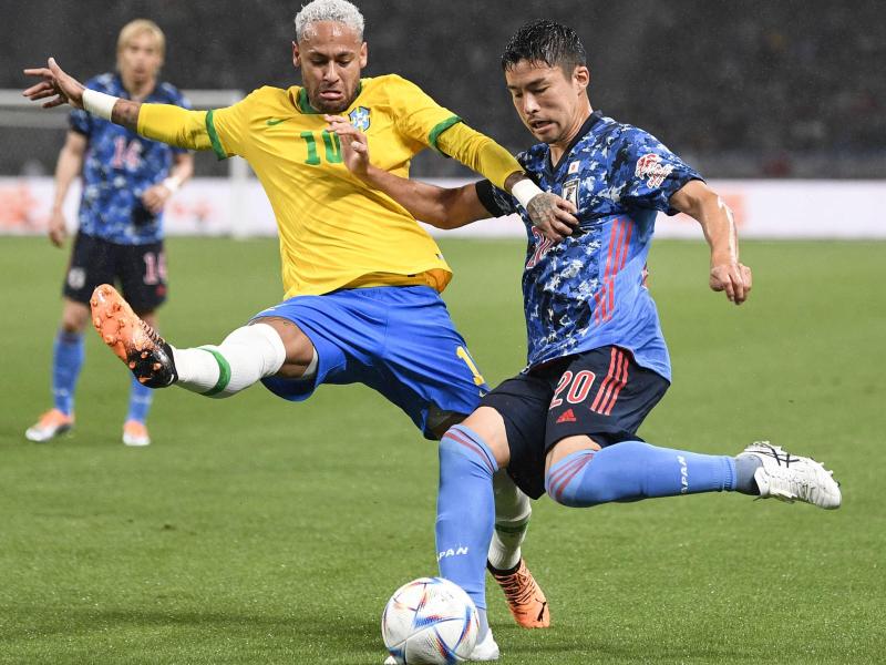 Brasiliens Neymar (l) und Japans Yuta Nakayama kämpfen um den Ball
