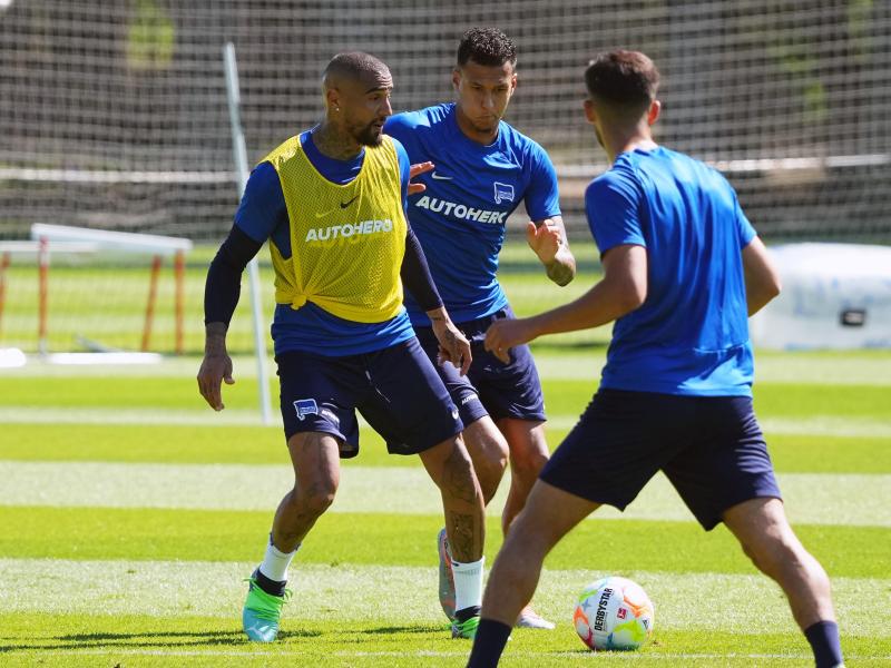 Kevin-Prince Boateng (l) beim Training von Hertha BSC