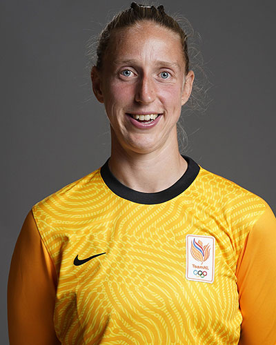 The 32-year old daughter of father (?) and mother(?) Sari van Veenendaal in 2022 photo. Sari van Veenendaal earned a 0.09 million dollar salary - leaving the net worth at  million in 2022