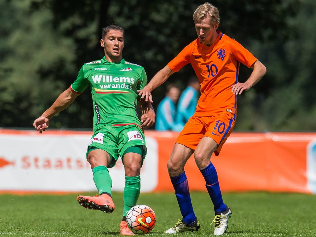 Fabien Antunes (l.) komt te laat bij Michel Vlap (r.) tijdens het oefenduel KV Oostende - Nederland U19 (06-07-2016).