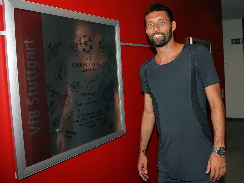 Kuranyi vor einer Tafel, die an seine VfB-Zeit in der CL erinnert