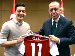 Mesut Özil steht nach seinem Treffen mit Recep Erdogan in der Kritik (Bildquelle:twitter.com/akparti)