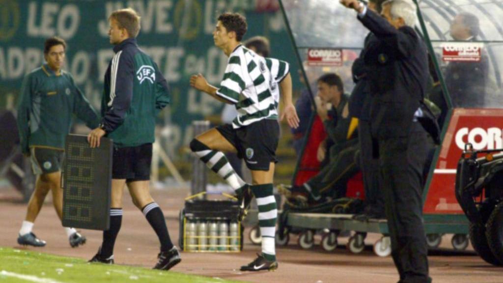 Cristiano Ronaldo macht sich 2002 für sein erstes Spiel bei den Profis bereit
