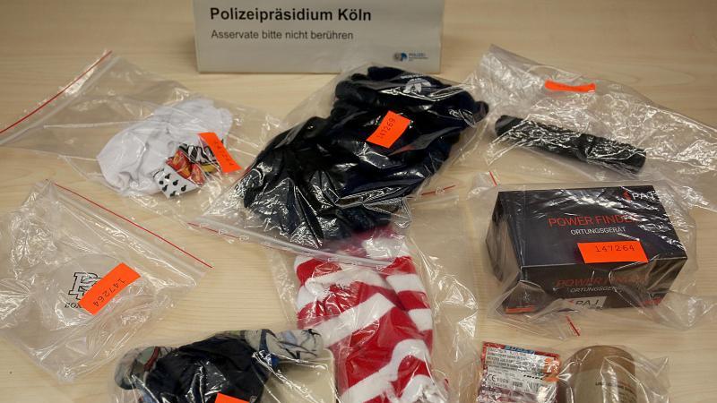 Von der Kölner Polizei sichergestellt: Sturmhauben, Pyrotechnik, Schlagstöcke und ein Ortungsgerät