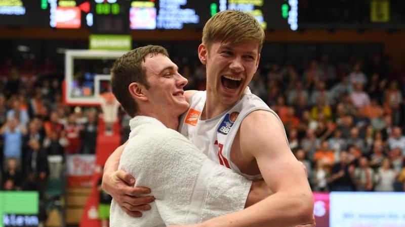 Möchte in die NBA: Vechtas Philipp Herkenhoff (l) Möchte in die NBA: Vechtas Philipp Herkenhoff (l)